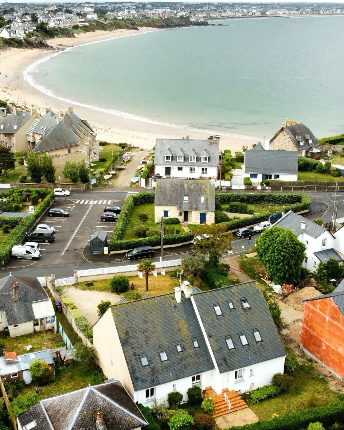 Vue aérienne, maison et plage