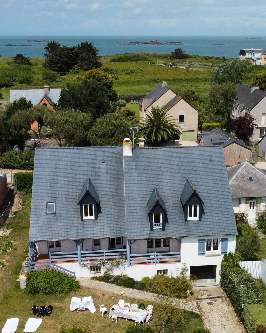 Vue aérienne, maison et mer