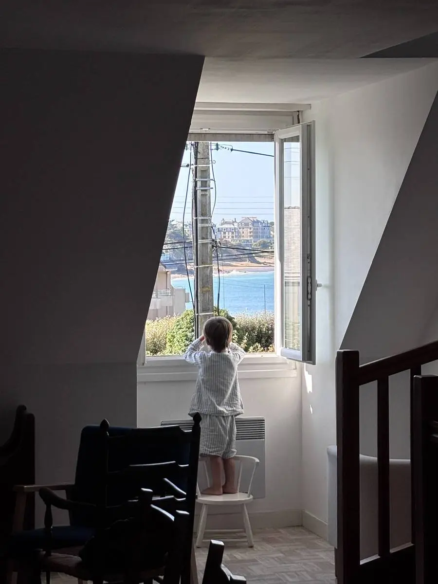 Vue sur la mer depuis la fenêtre de l'appartement