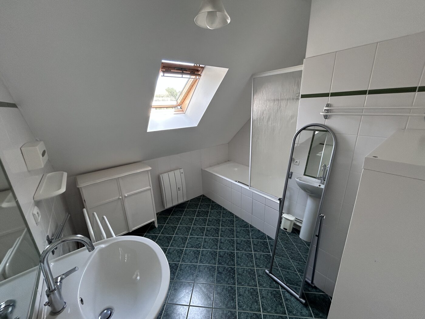 Salle de bains avec baignoire