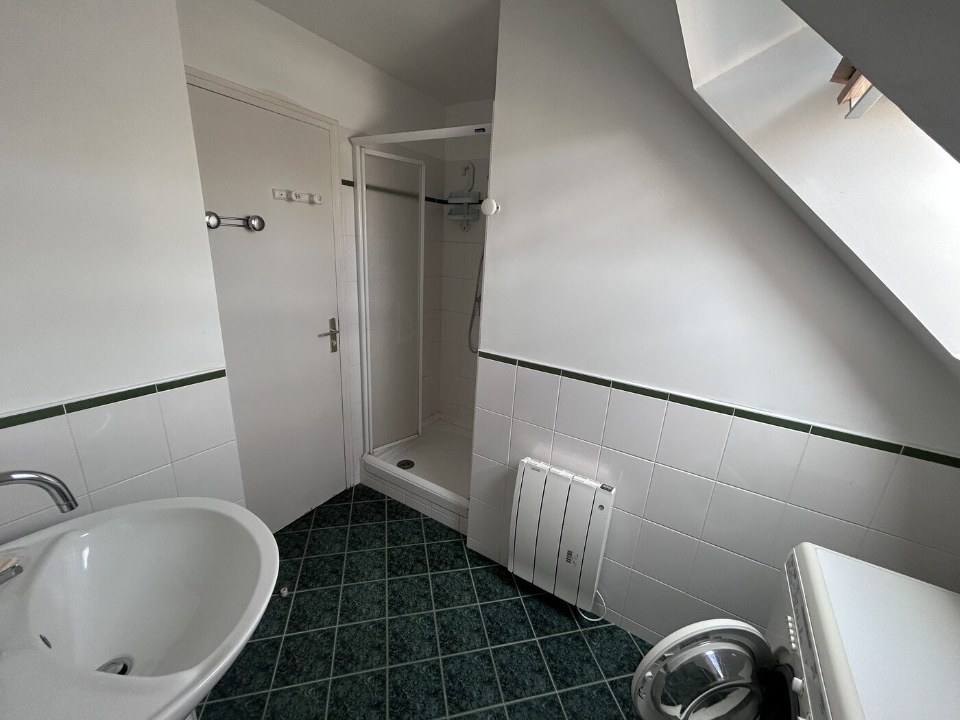 Salle de bains avec douche