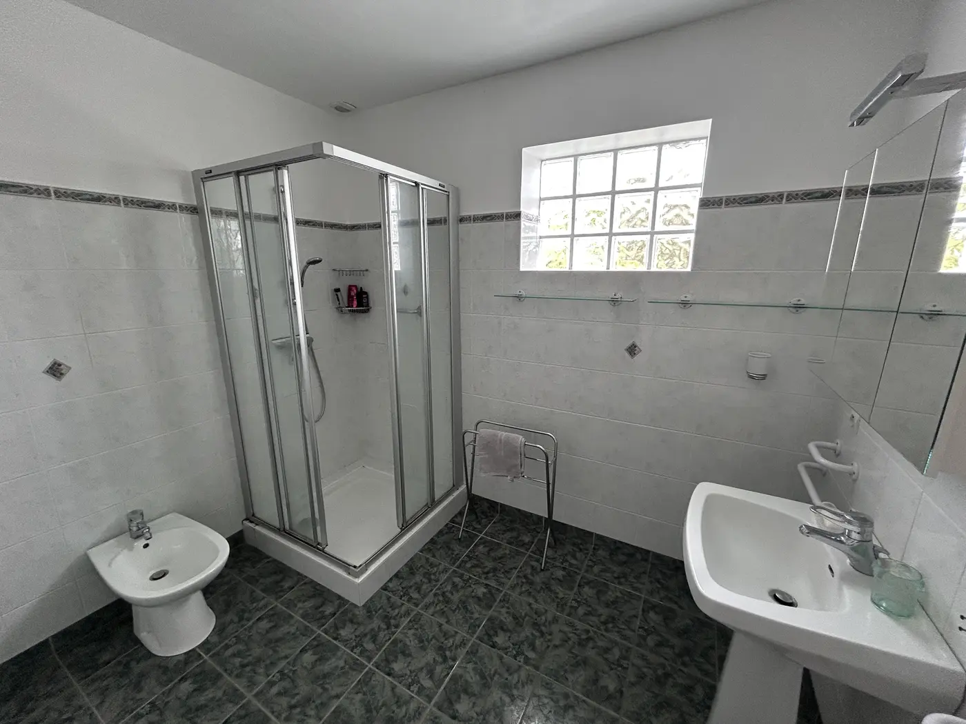 Salle de bains avec douche