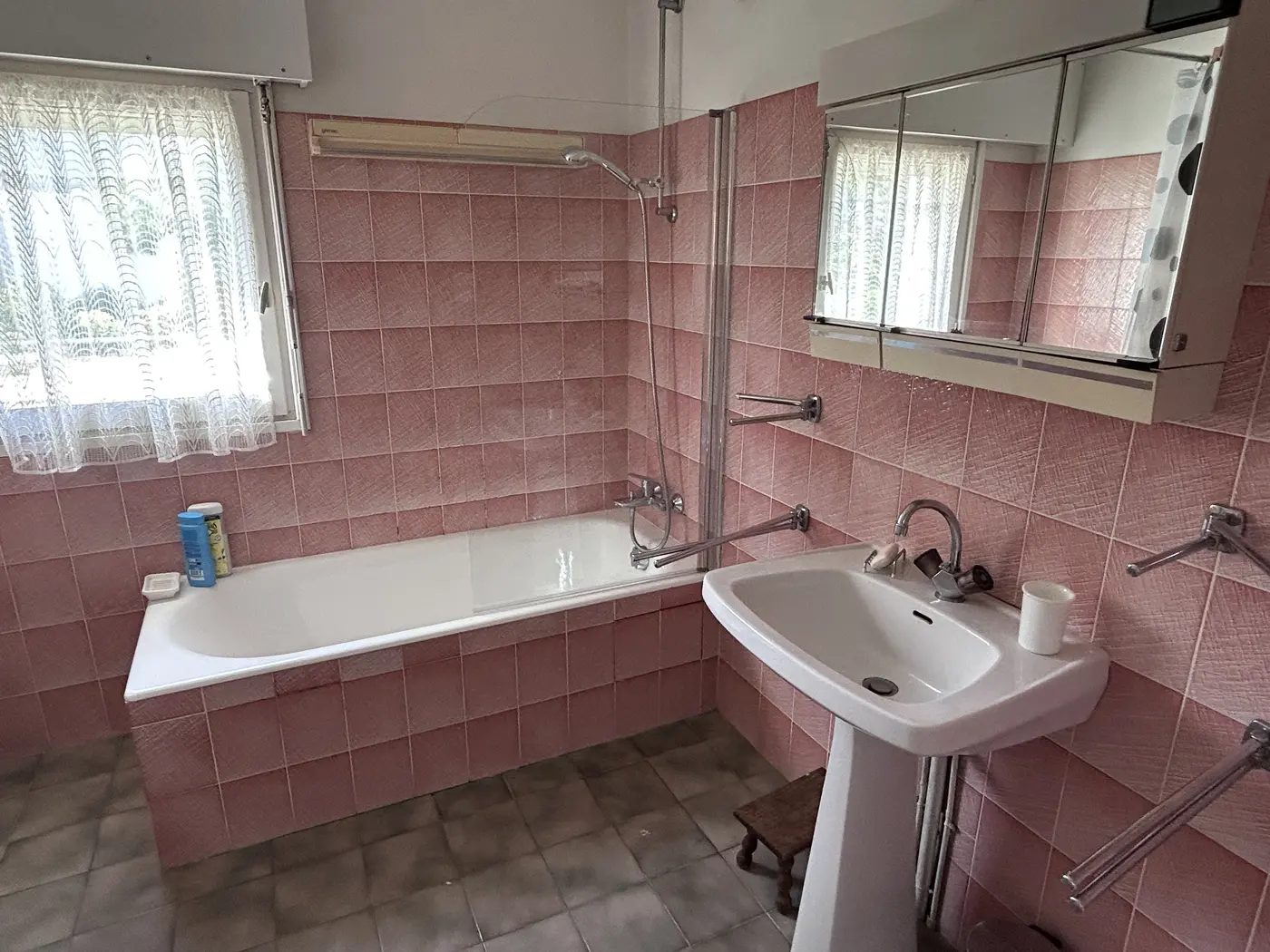 Salle de bains avec baignoire