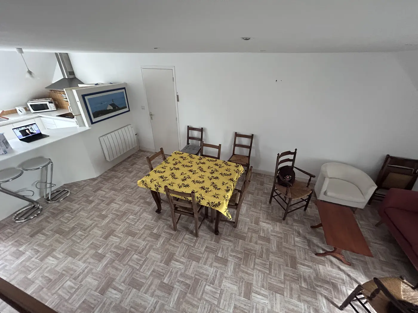 Salon, vue sur la cuisine